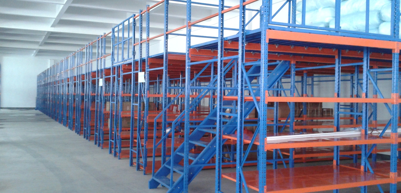 Kệ sàn thép trong kho hàng 100