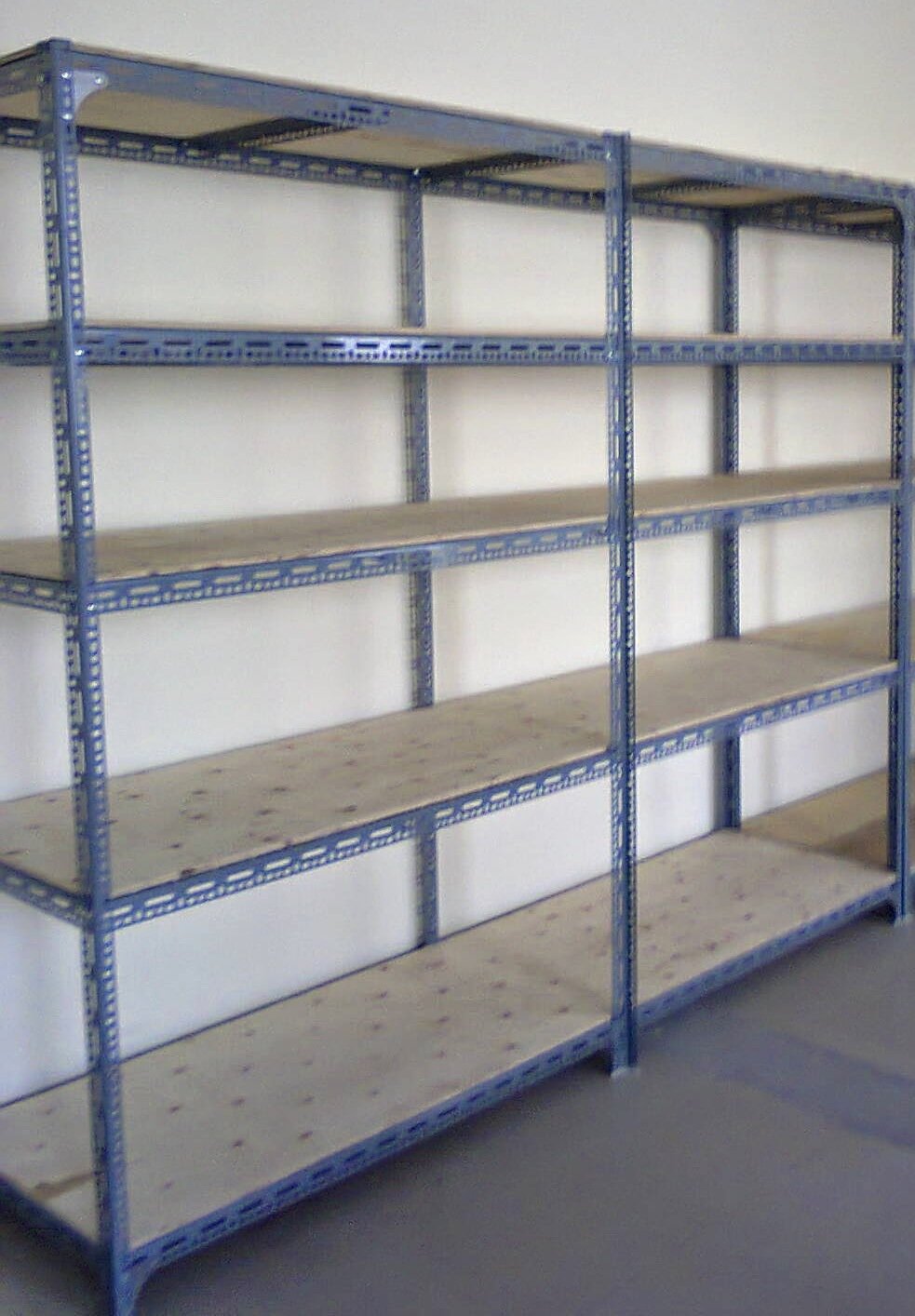 Kệ sắt V lỗ đa năng sàn gỗ